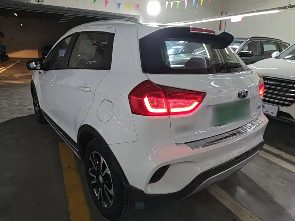 Фото 5 - Geely Vision X3