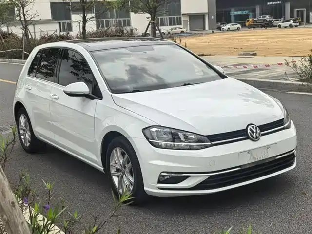 VOLKSWAGEN GOLF