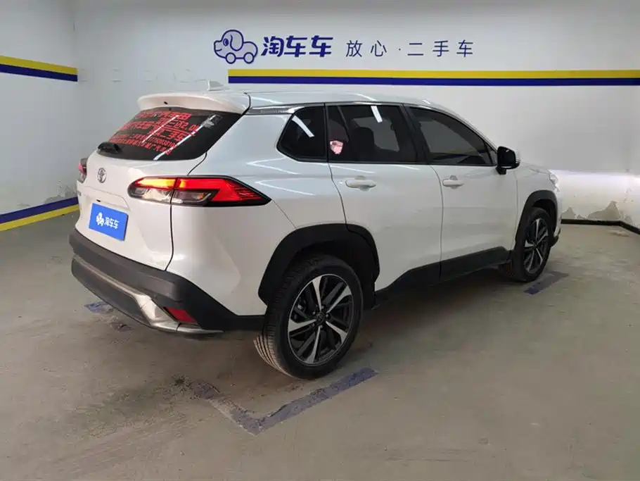 Toyota Frontlander 2022 2.0L CVT Luxury PLUS Edition фото 3