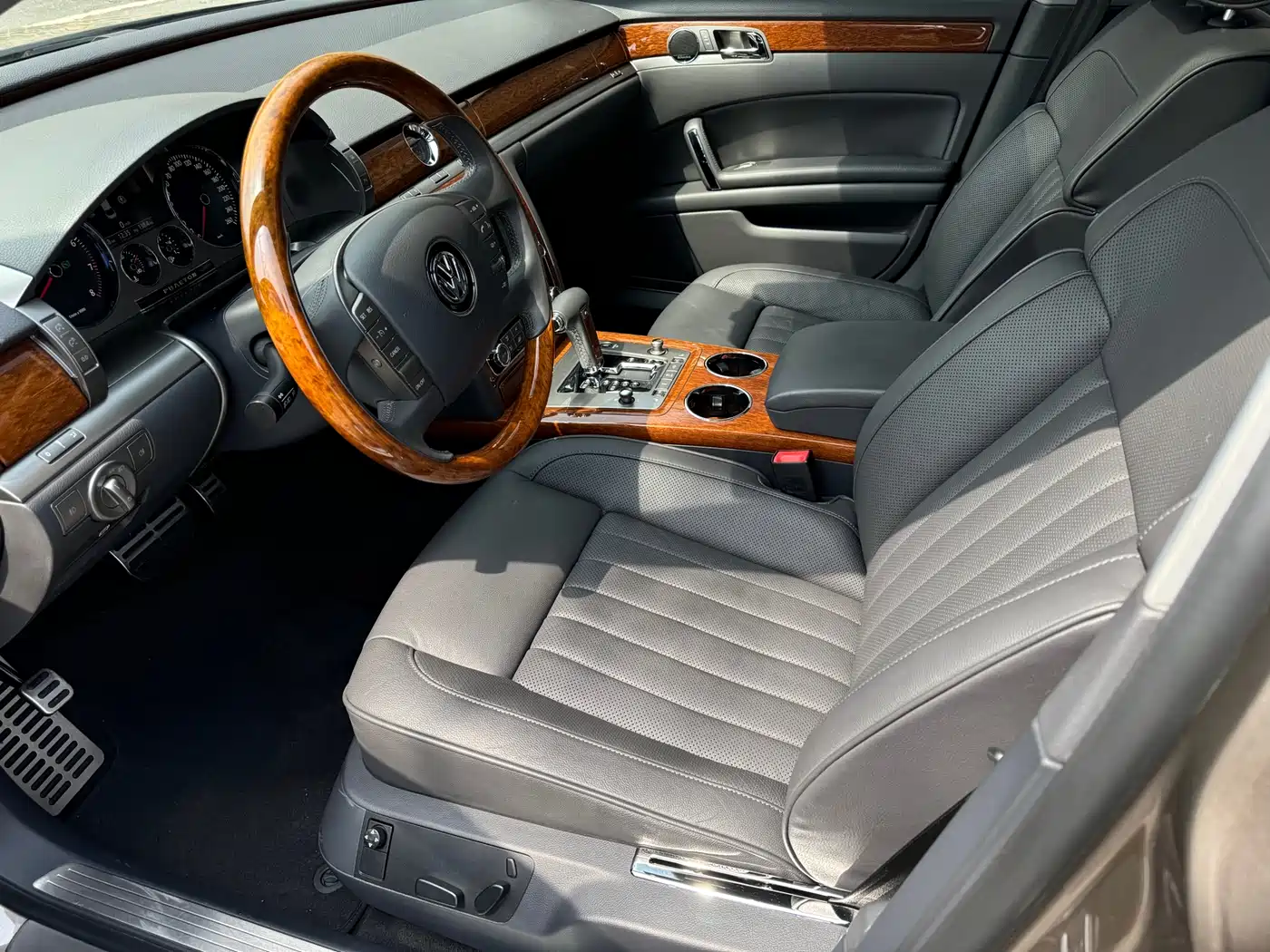 Volkswagen Phaeton 2011 3.6L V6 5-seat Extended Business Edition фото 3