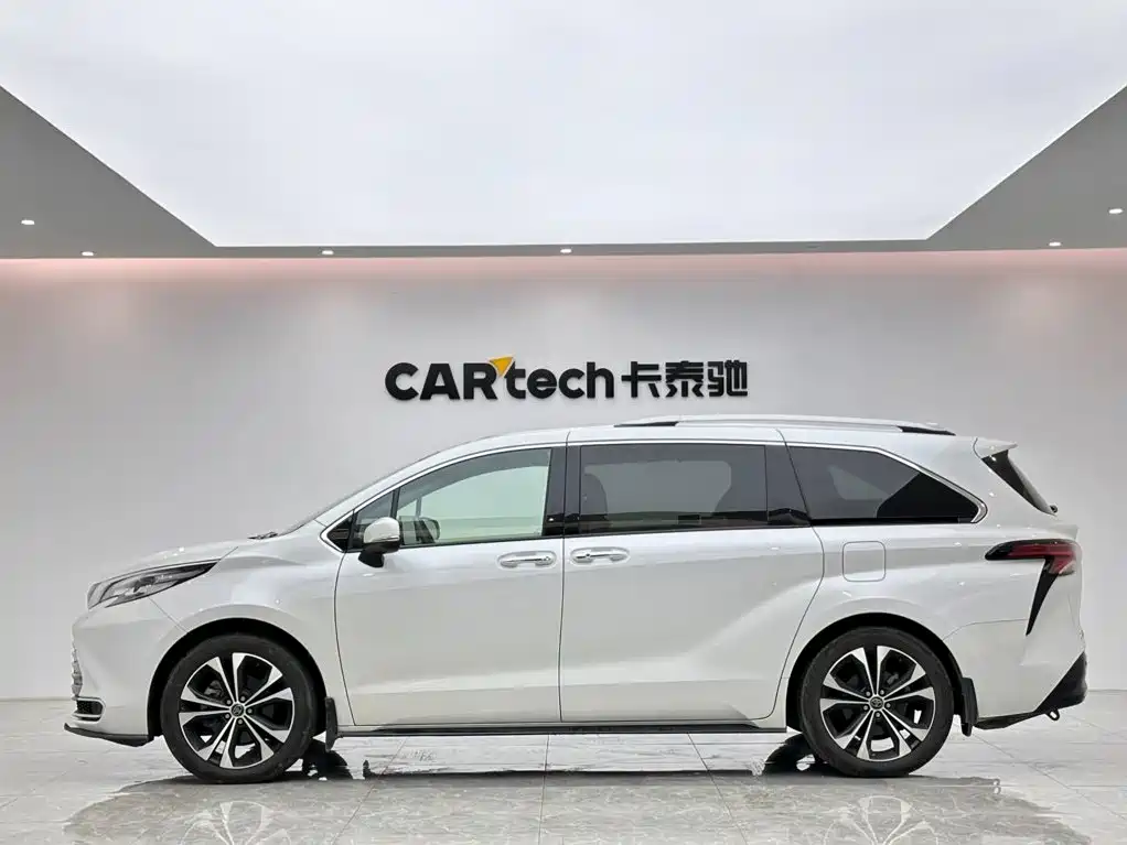 Photo 2 - Toyota Sienna