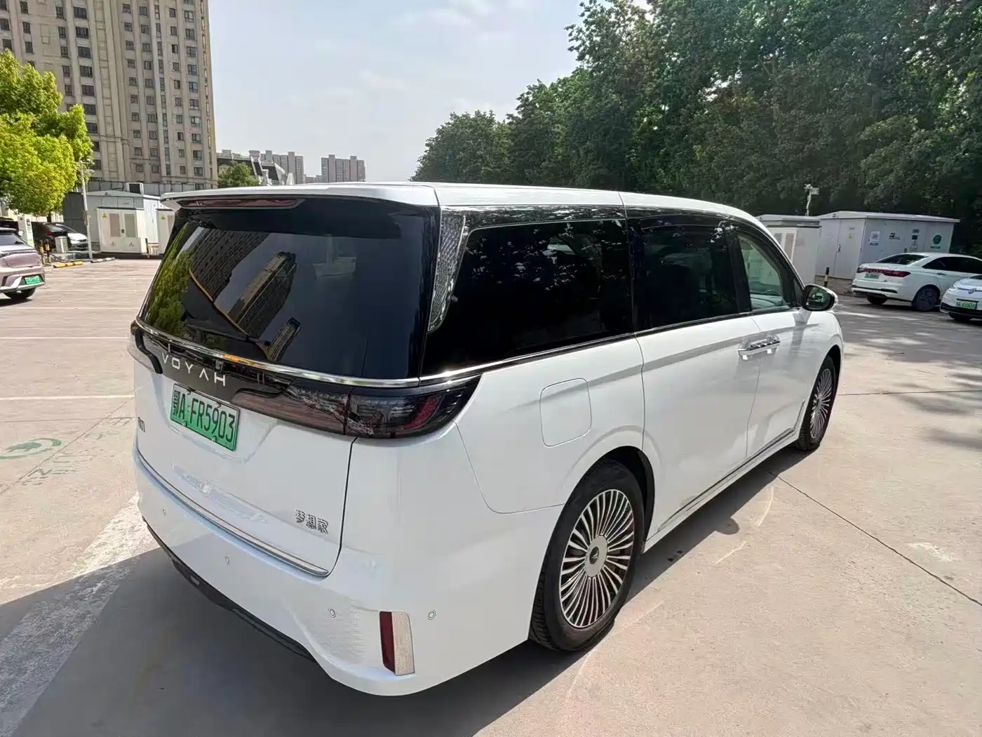 Voyah Auto Voyah Dreamer 2025 PHEV 4WD Kunpeng Premium Edition фото 9