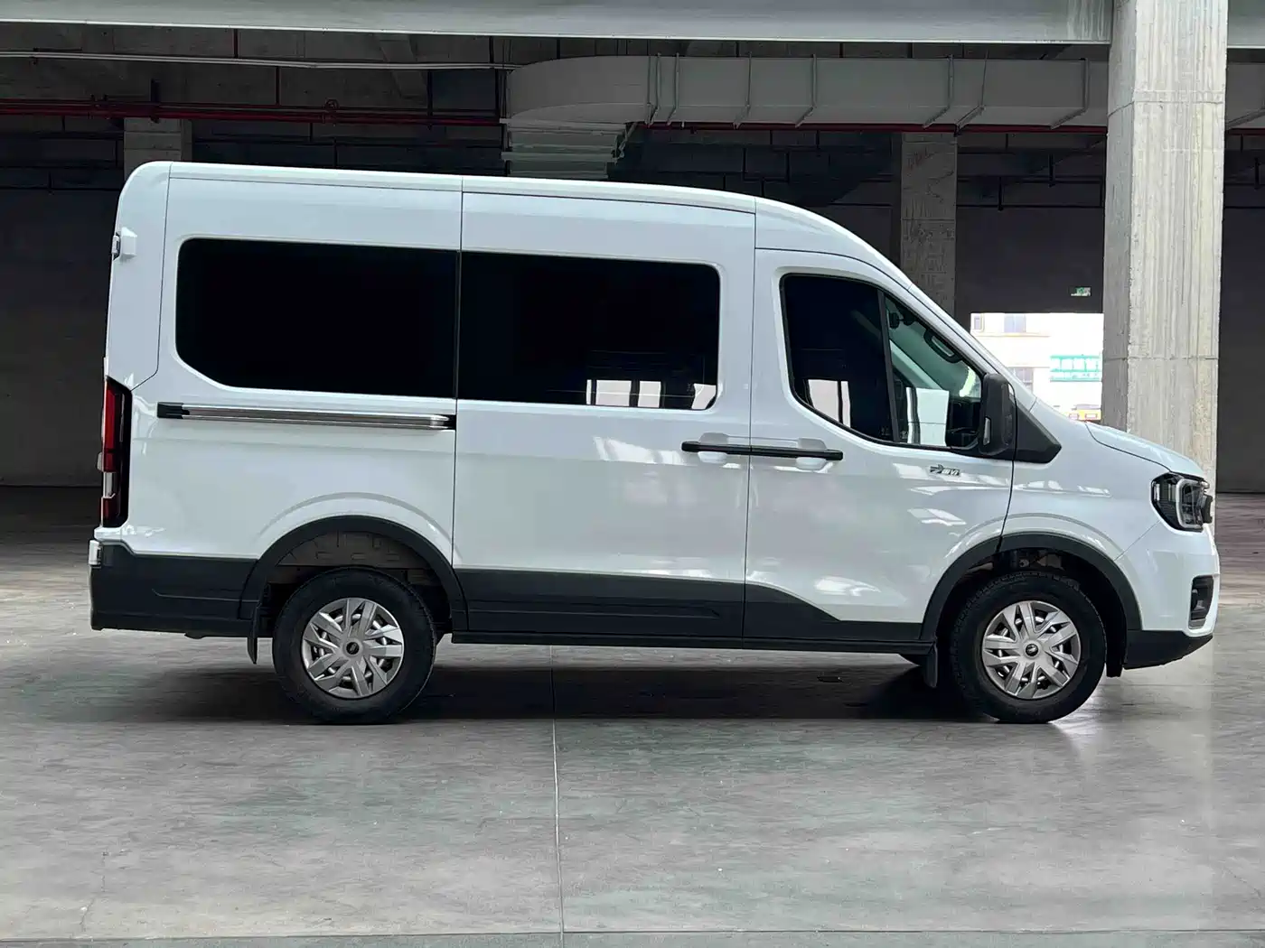 Ford Transit T8 2024 2024 T8 2.3T Diesel Manual Short Wheelbase Medium Roof 6-Seat Multi-Purpose Version 3/3