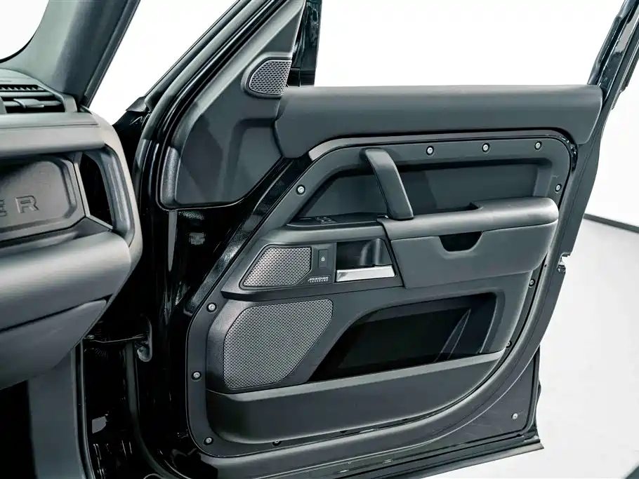Land Rover Defender 2023 Facelift 110 5.0T V8 фото 18