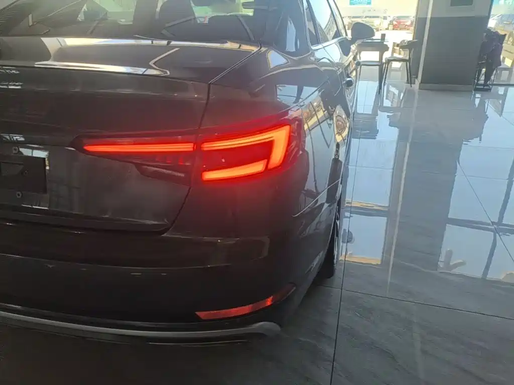 Photo 8 - Audi A4L