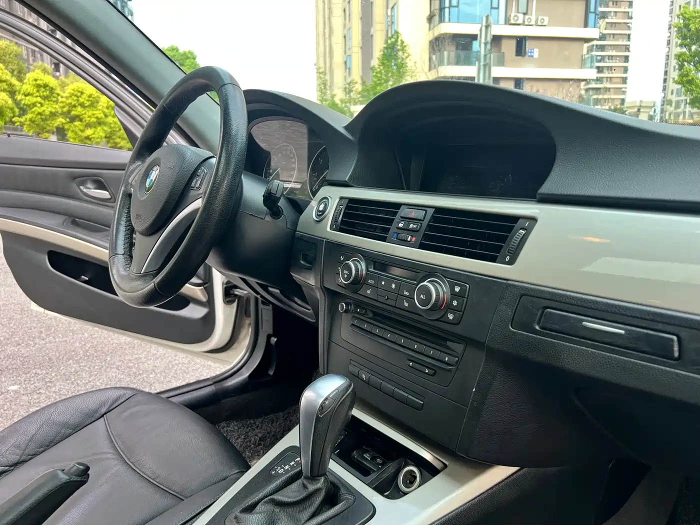 BMW 3 Series 2012 320i Luxury фото 12