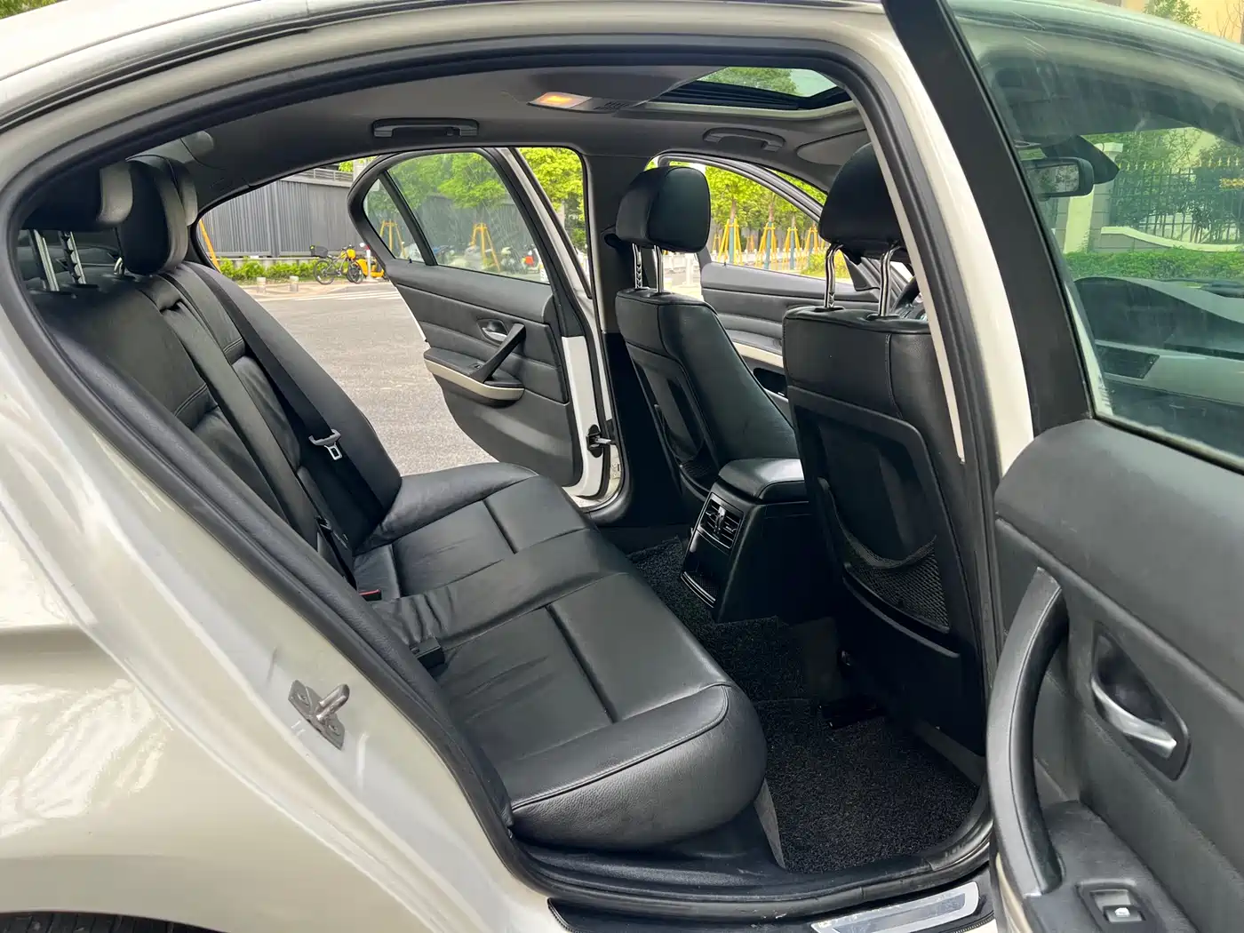BMW 3 Series 2012 320i Luxury фото 14