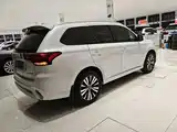 Photo 5 - Mitsubishi Outlander