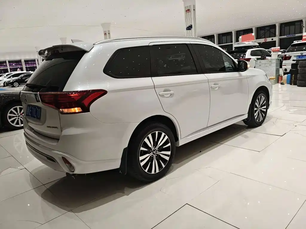 Photo 5 - Mitsubishi Outlander