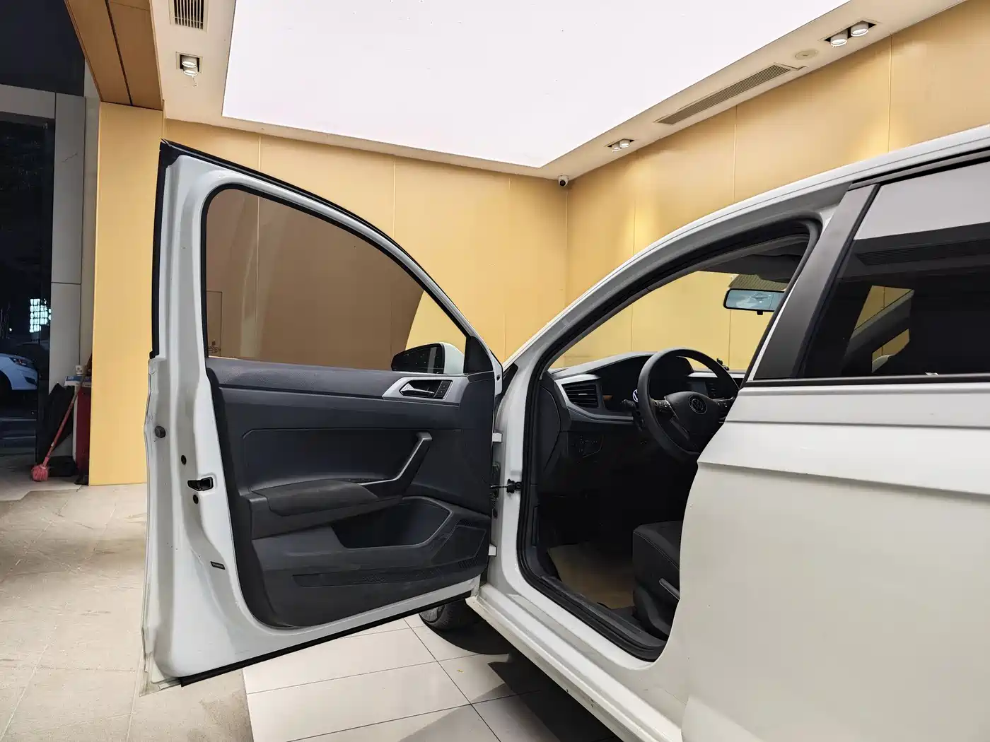 VOLKSWAGEN POLO