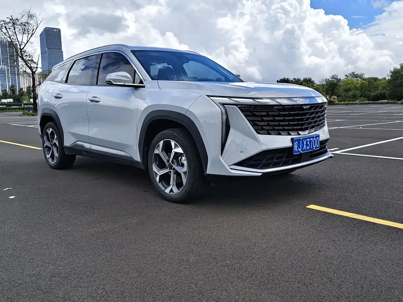 Photo 3 - Geely Atlas L