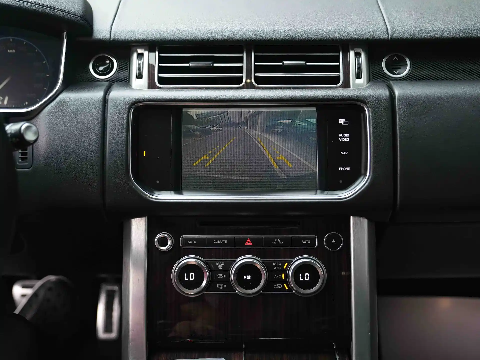 Photo 10 - Land Rover Range Rover