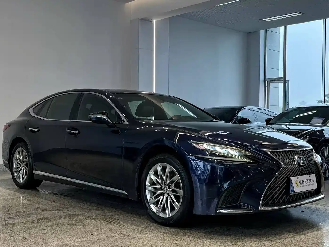 Фото 3 - Lexus LS