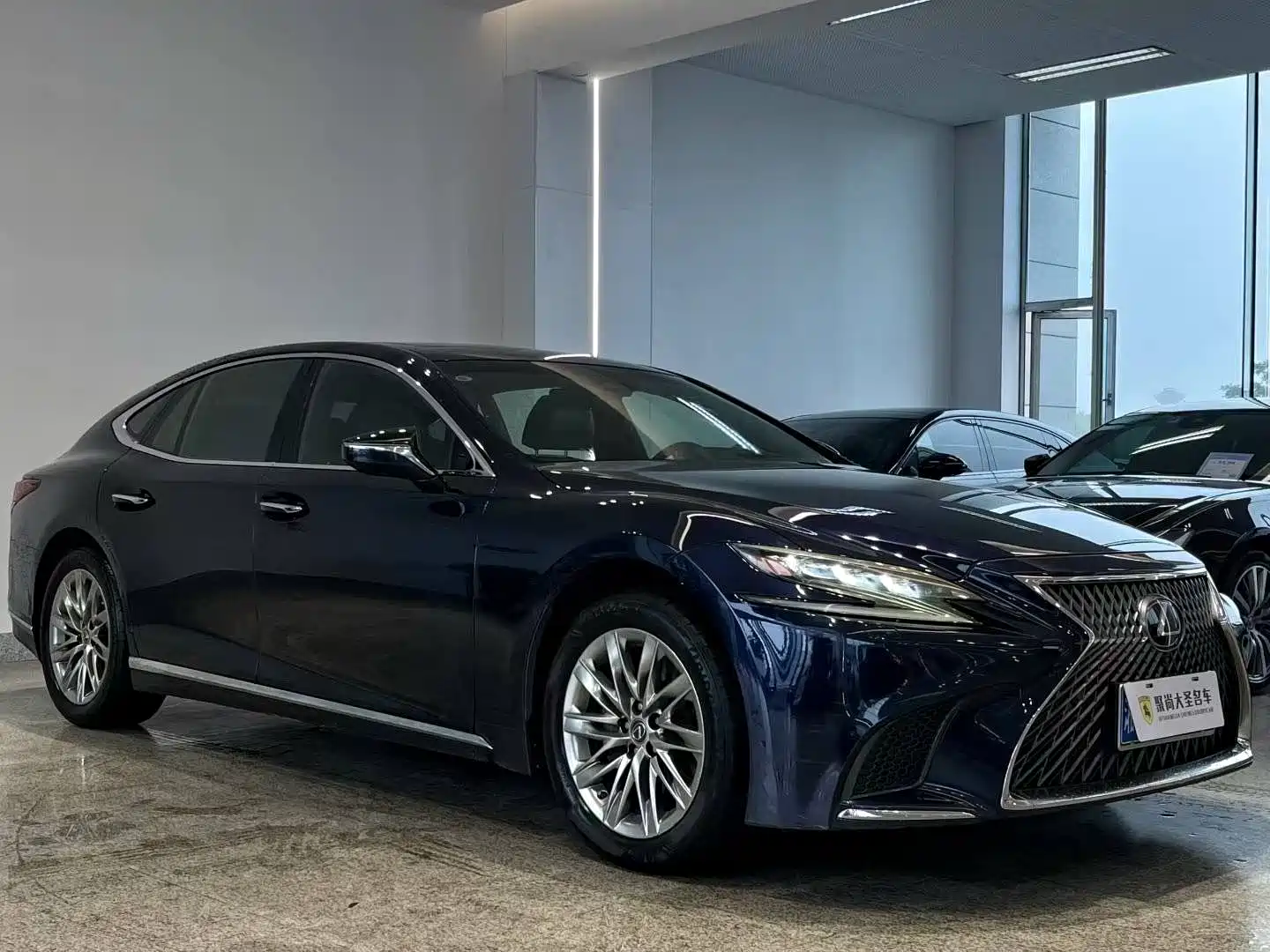 Фото 3 - Lexus LS