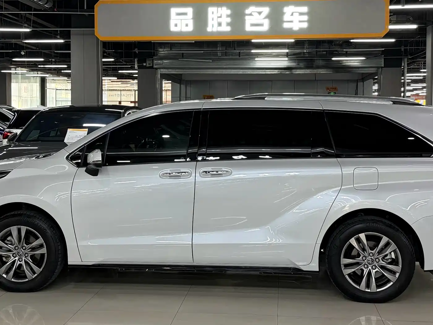 Toyota Sienna 2024 2.5L Hybrid 4WD Premium Edition фото 4