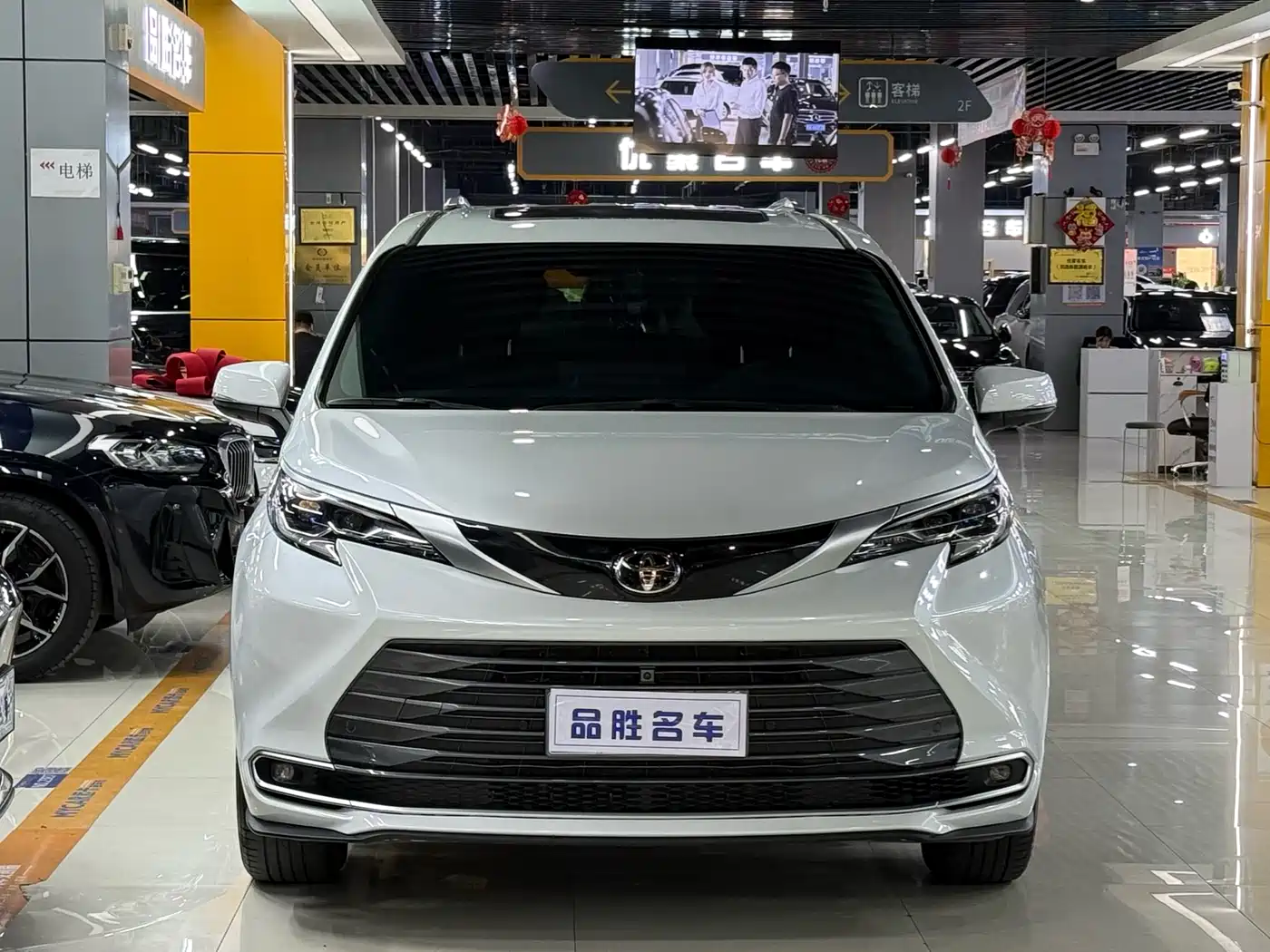 Toyota Sienna 2024 2.5L Hybrid 4WD Premium Edition фото 2