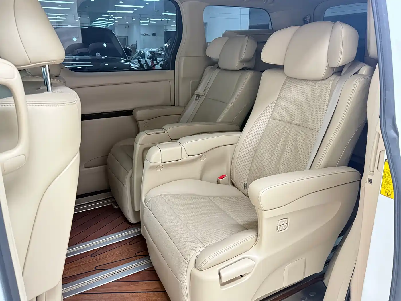 Toyota Alphard 2012 3.5L Luxury Edition фото 15