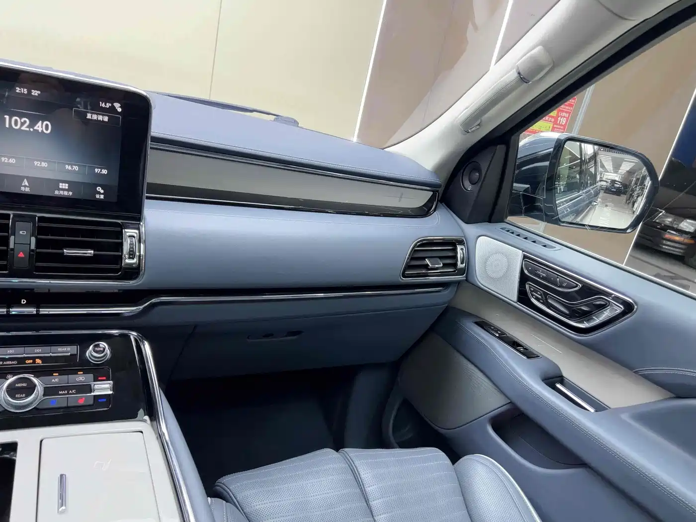 Photo 12 - Lincoln Navigator