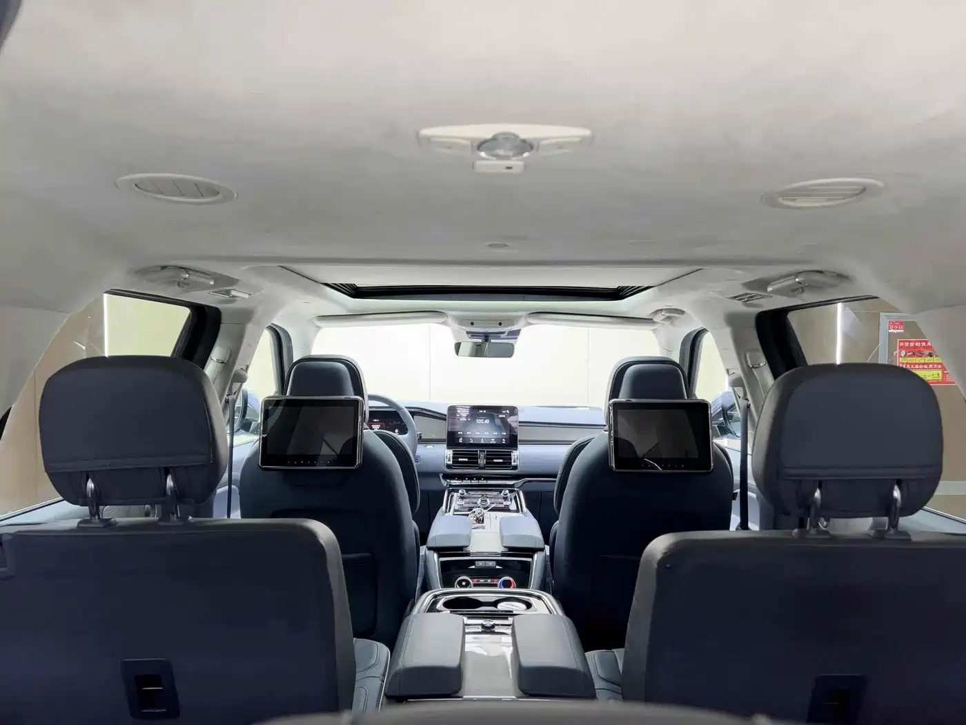 Photo 15 - Lincoln Navigator