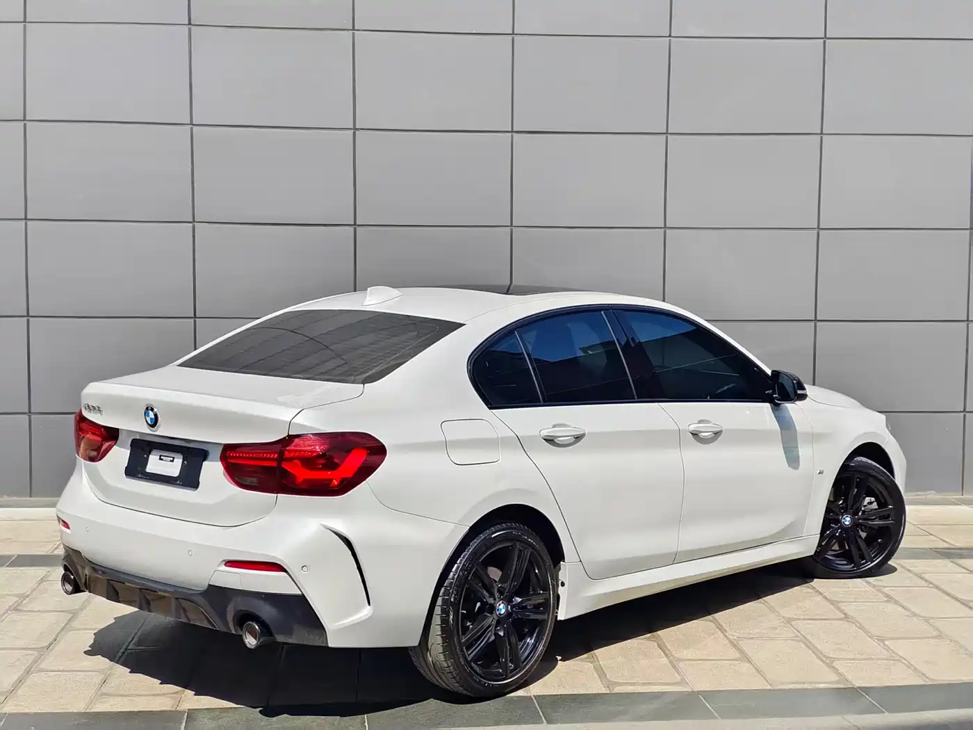 BMW 1 Series 2023 125i M Sport Shadow Edition фото 3
