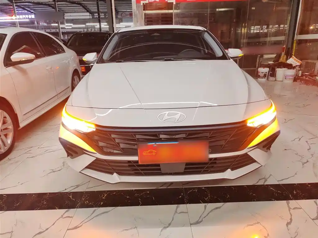 Hyundai Elantra 2023 Model 1.5L CVT LUX Premium Edition фото 3