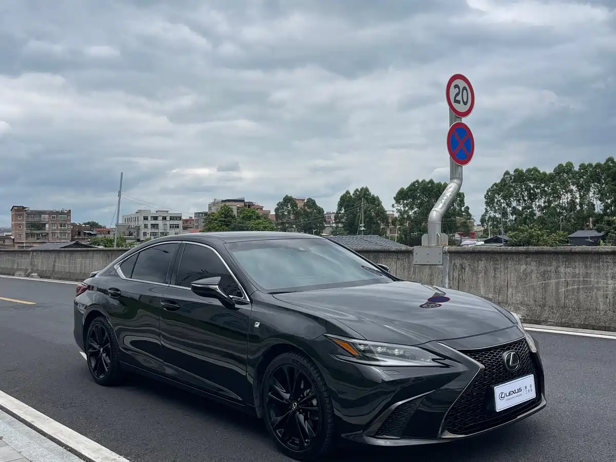 Фото 6 - Lexus ES