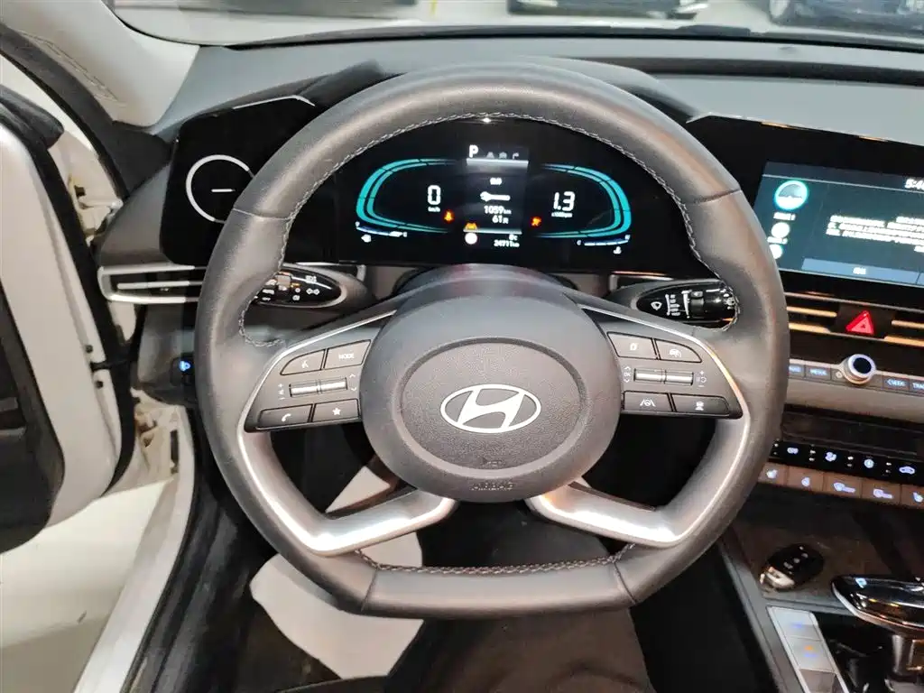 Hyundai Elantra 2023 Model 1.5L CVT LUX Premium Edition фото 8