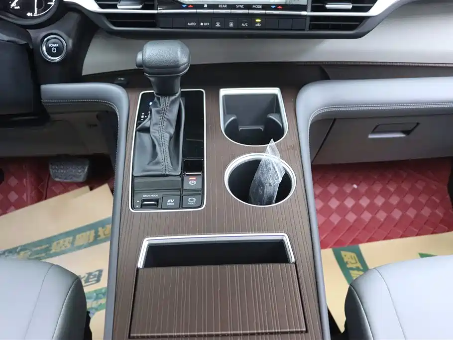 Toyota Granvia 2024 2.5L Hybrid Comfort фото 22