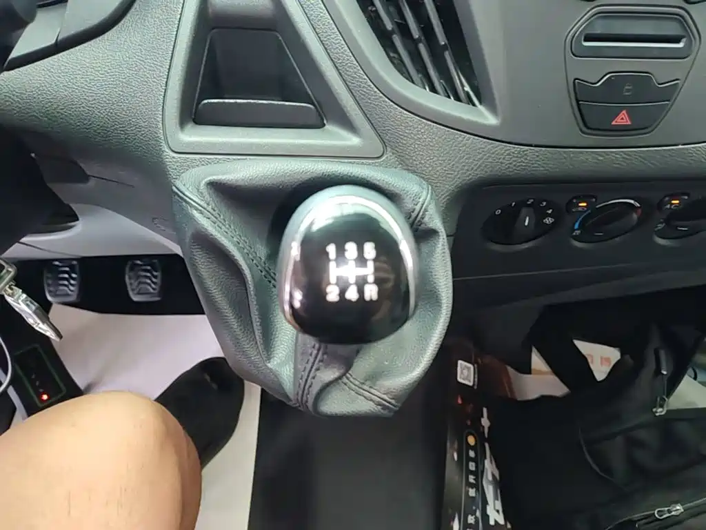Ford Transit 2023 2019 2.0T Diesel Multi-Purpose Commercial Vehicle Short Wheelbase Low Roof 6-Seater China VI
