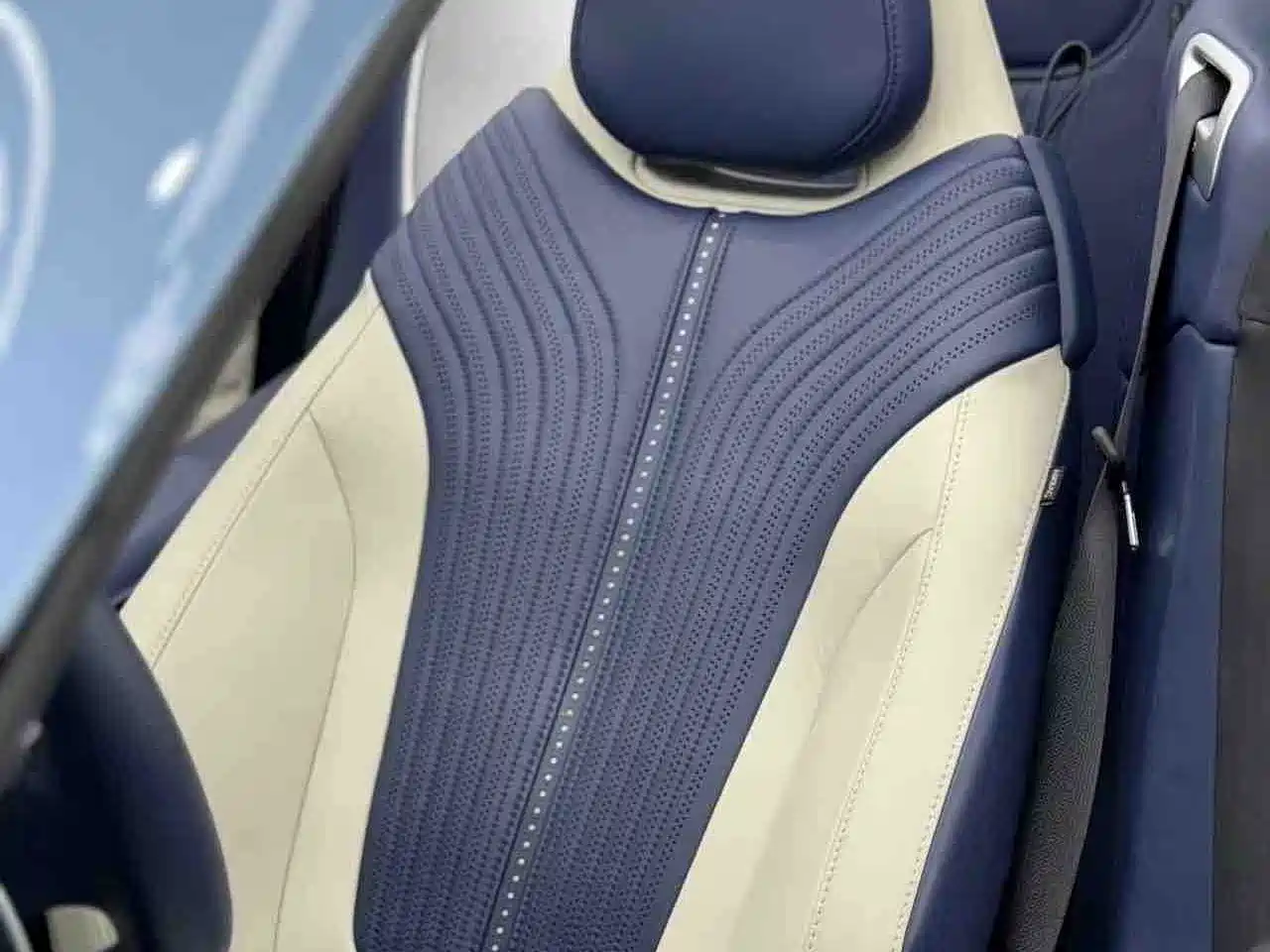 ASTON MARTIN DB11