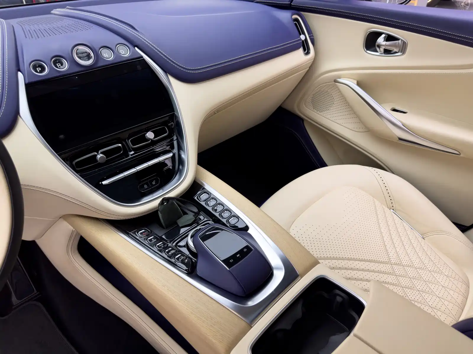 Фото 23 - Aston Martin DBX