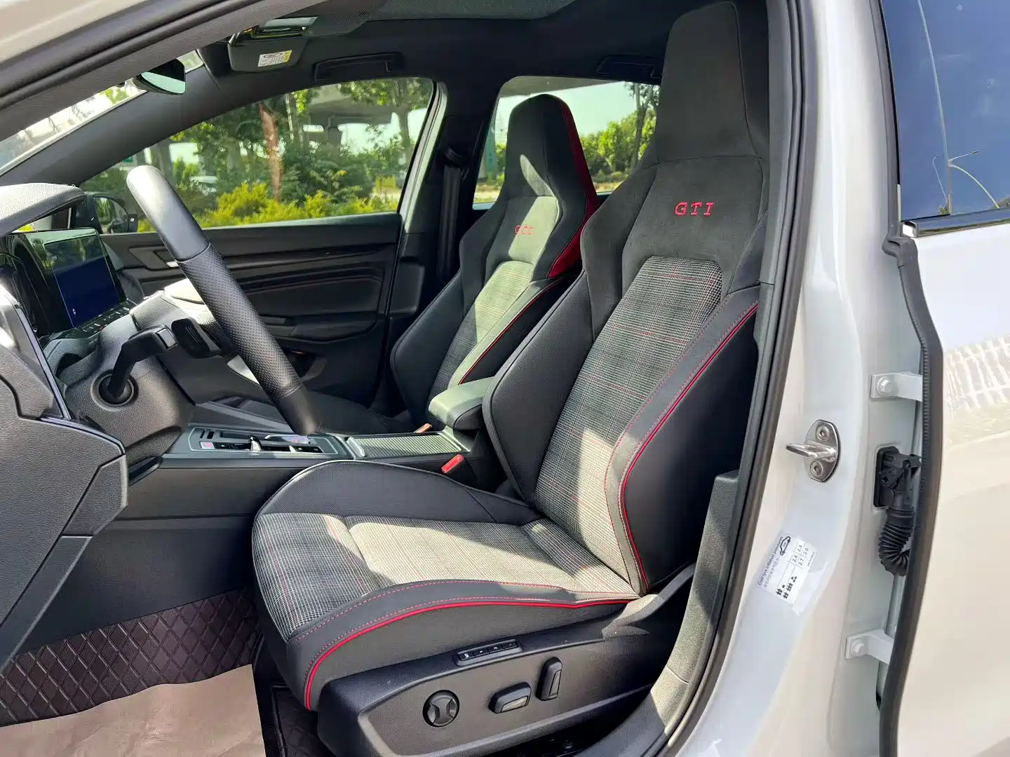 Photo 5 - Volkswagen Golf GTI