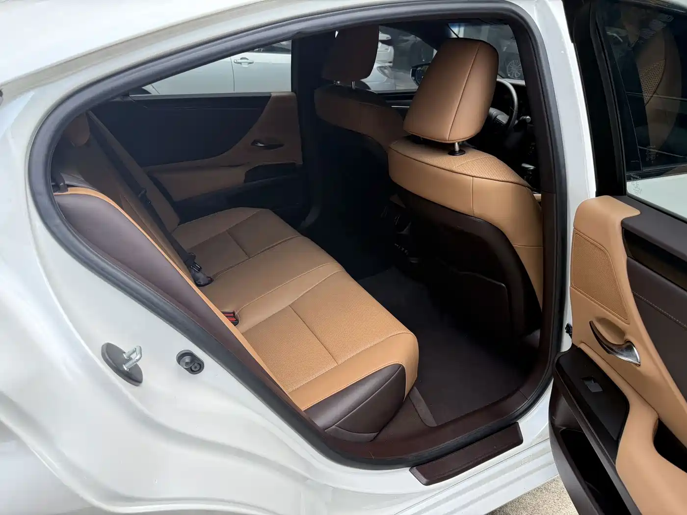 Фото 10 - Lexus ES