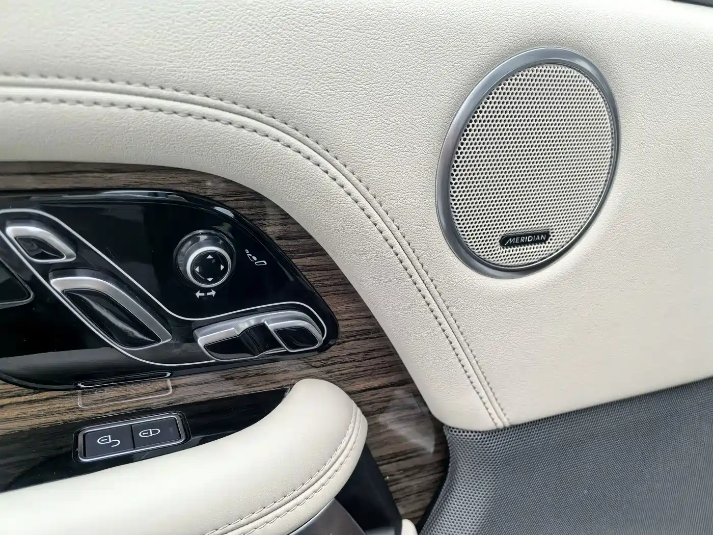 Photo 10 - Land Rover Range Rover