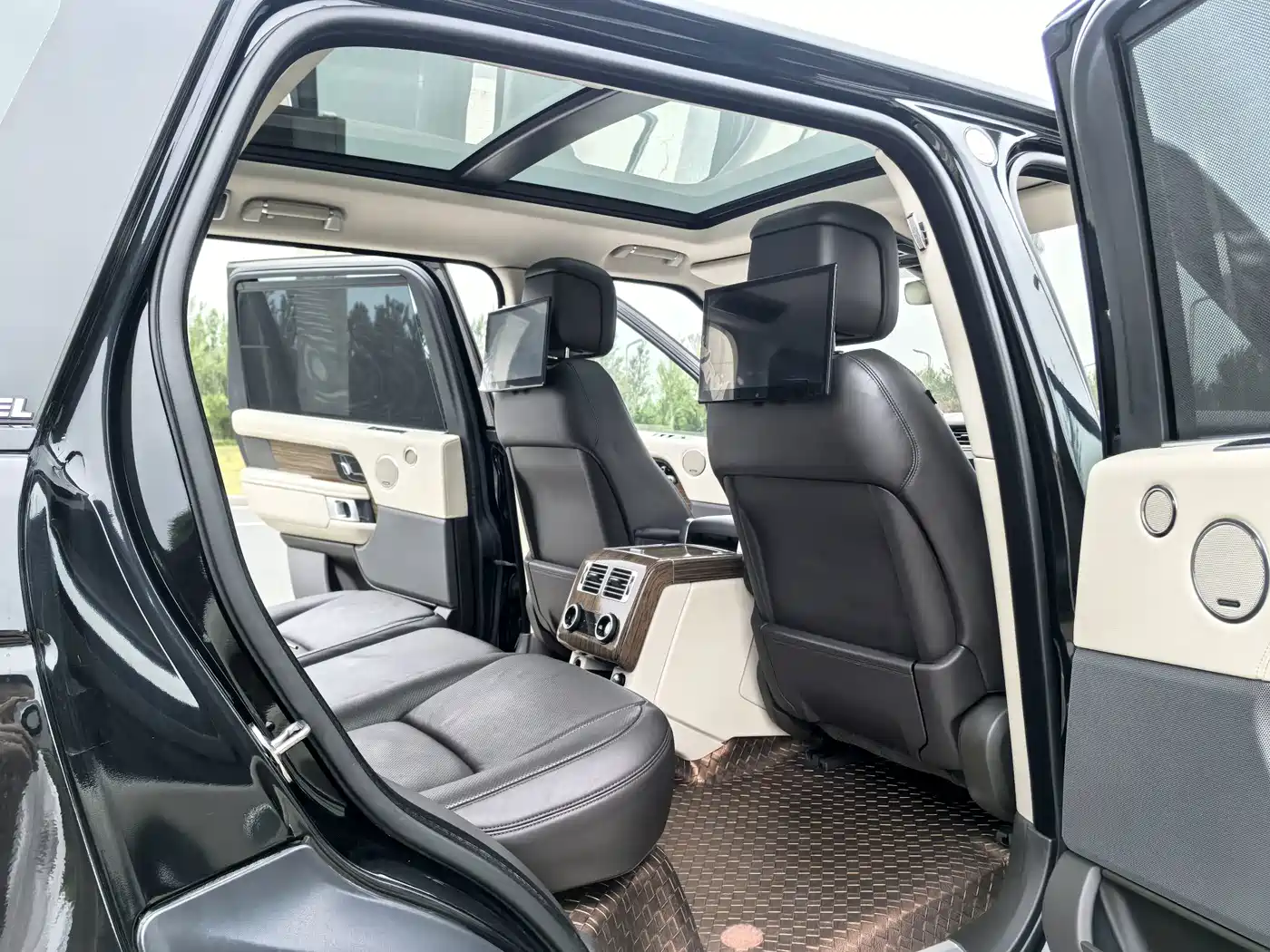 Photo 18 - Land Rover Range Rover