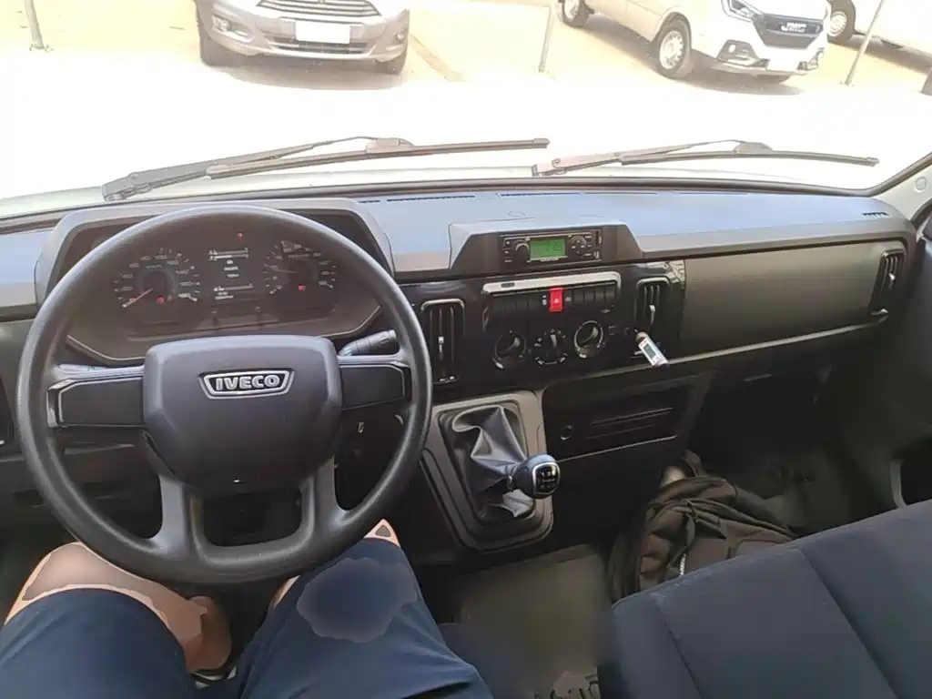 Iveco Daily 2025 2023 2.5T V40 Van Long Wheelbase Medium Roof Dual Tire Manual Door 2-3 Seats