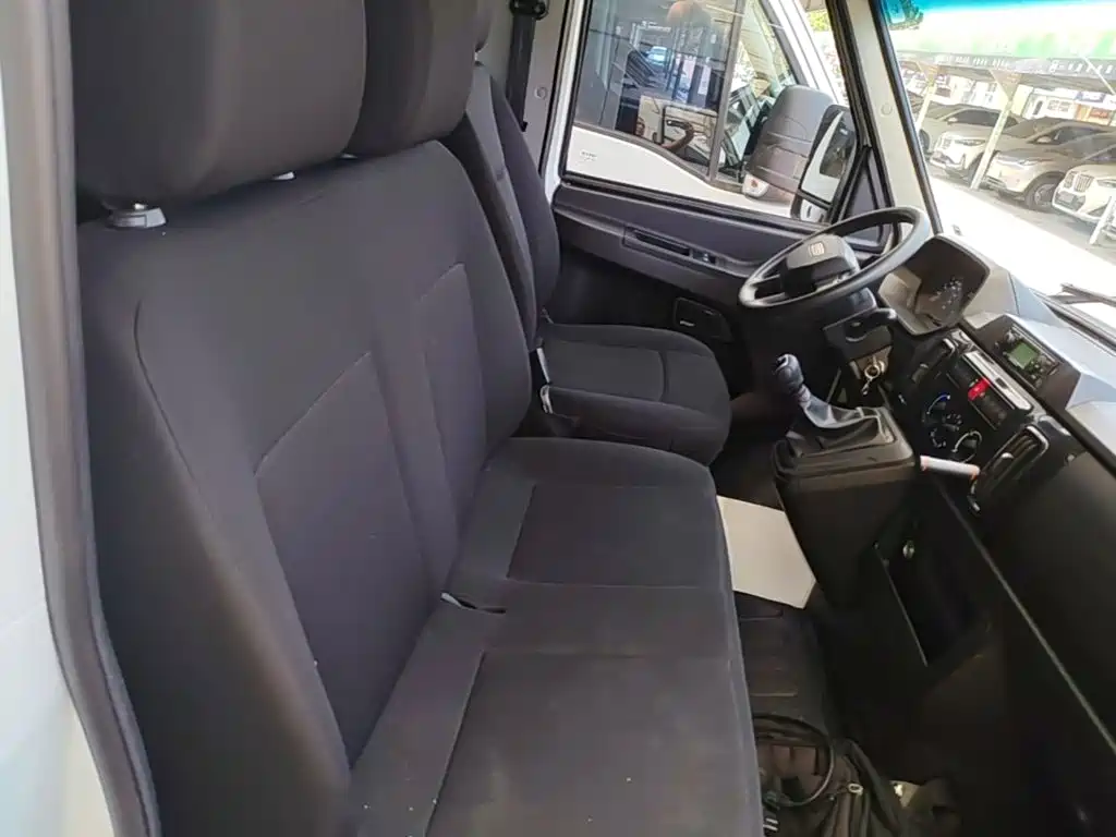 Iveco Daily 2025 2023 2.5T V40 Van Long Wheelbase Medium Roof Dual Tire Manual Door 2-3 Seats