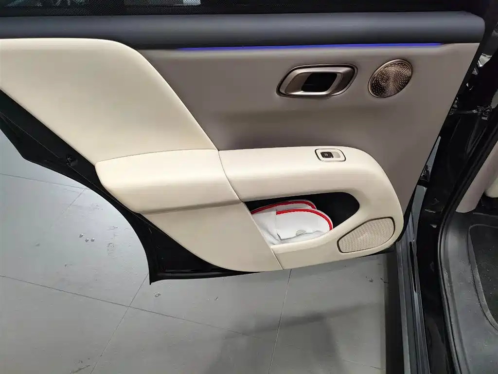 Li Auto i6 2026 2025 2WD Base Model