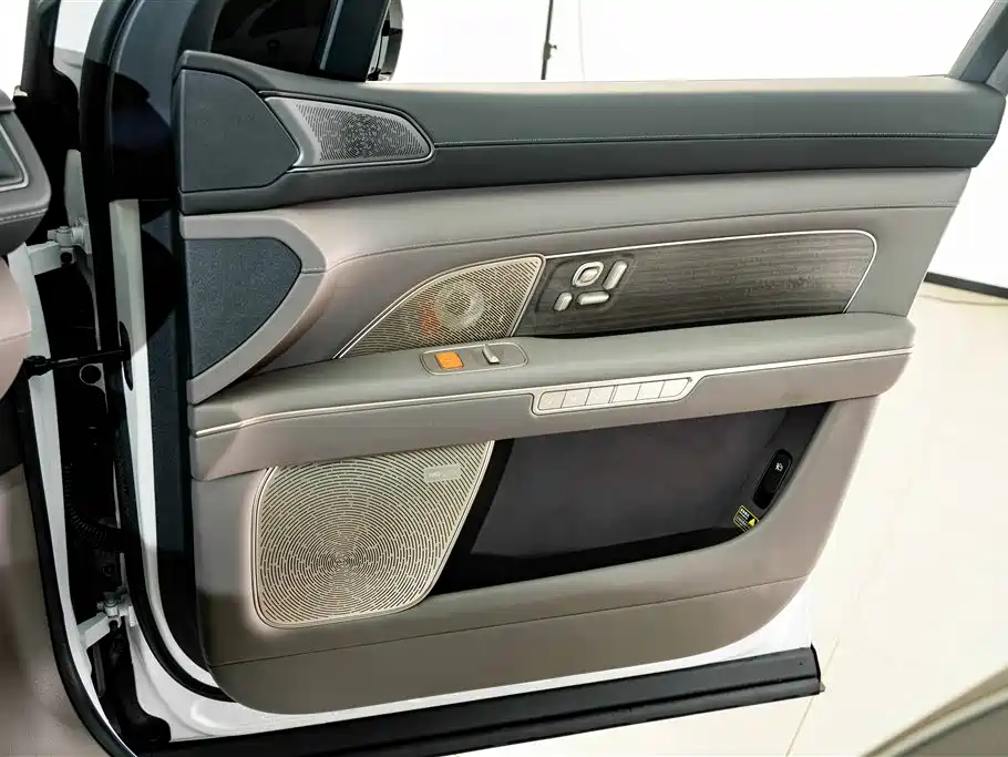 NIO ES8 2026 2025 Model 6-Seat Executive Luxury Edition