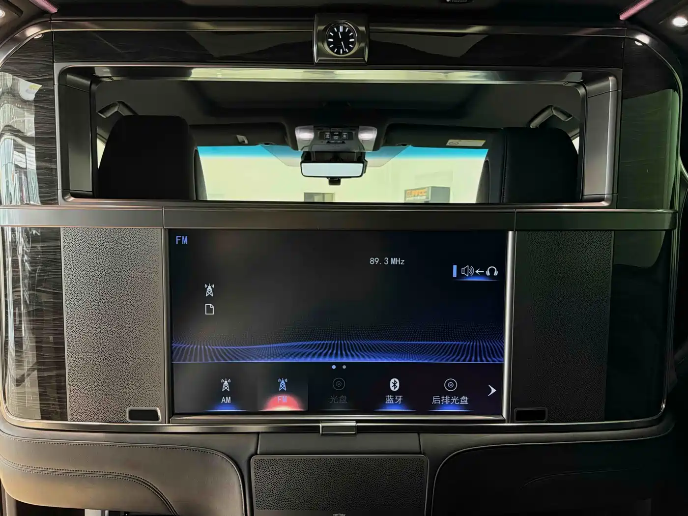 Lexus LM 2020 300h 4-Seat Imperial Edition фото 14