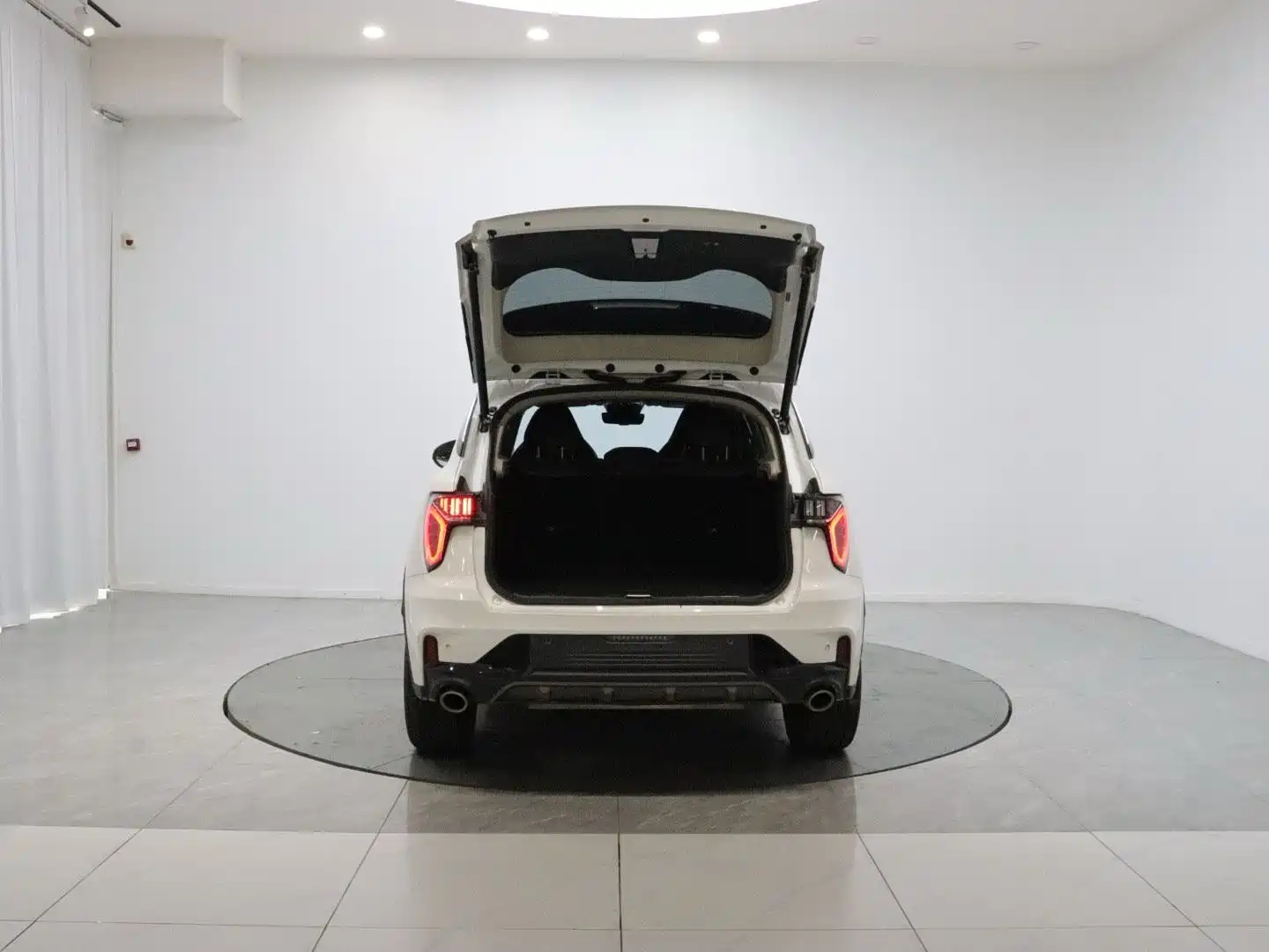 صورة 9 - Lynk & Co 01
