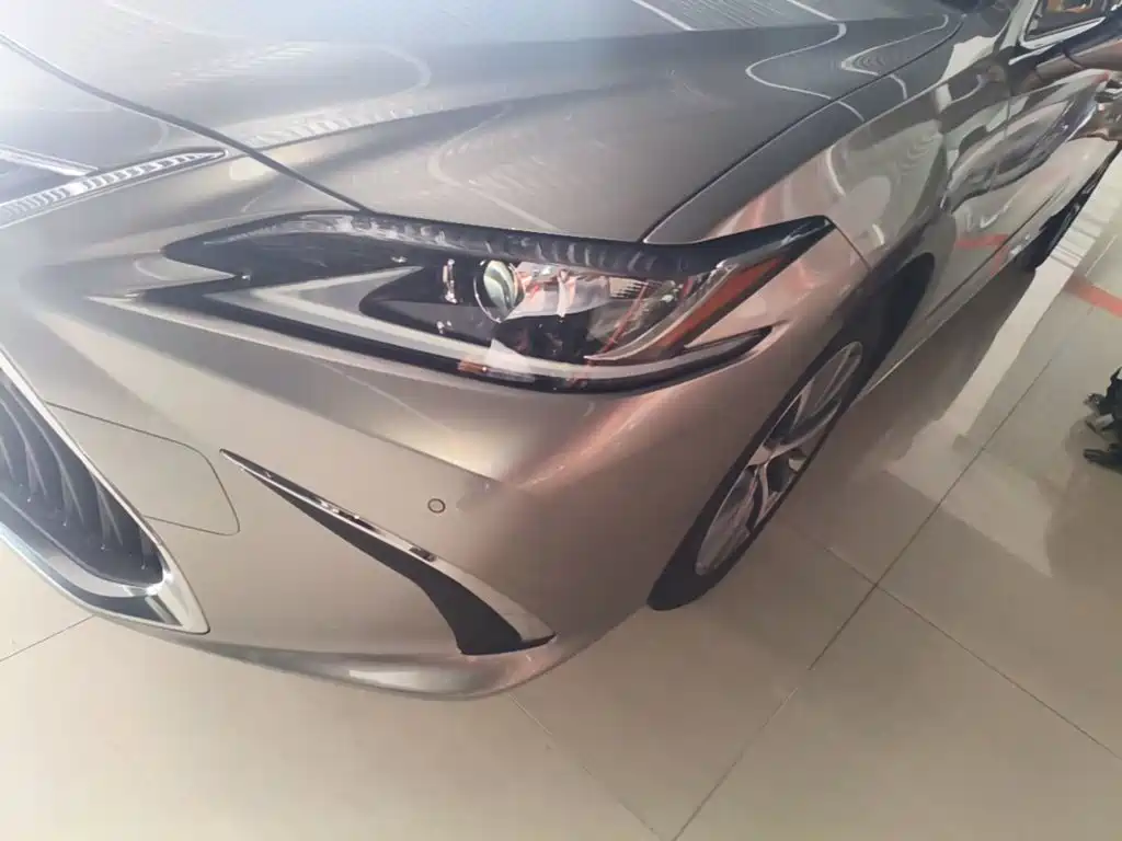 Фото 24 - Lexus ES