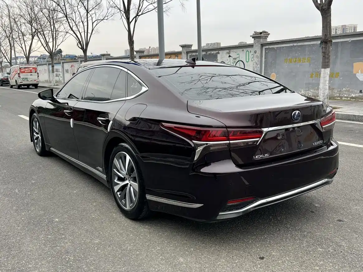 Фото 17 - Lexus LS