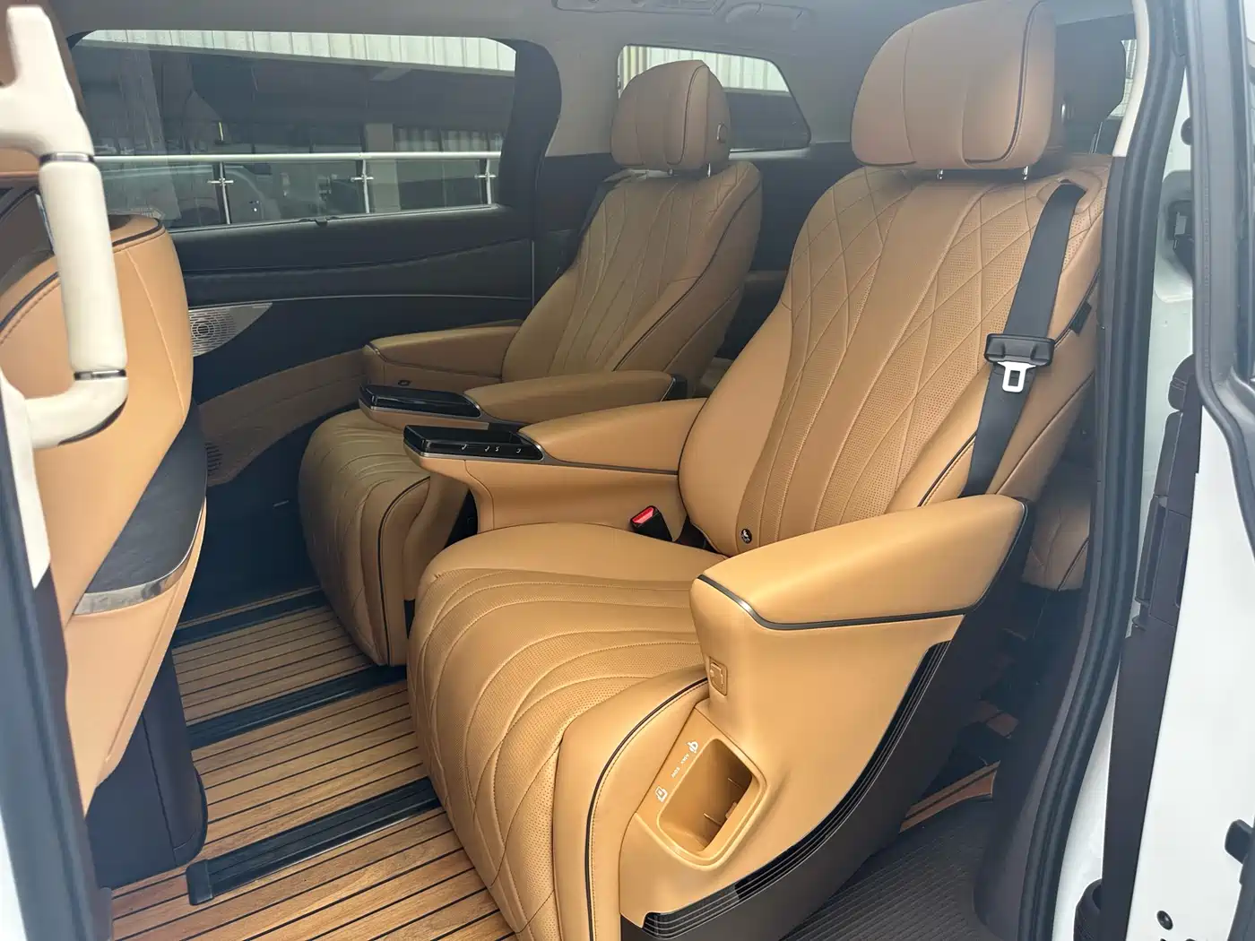 Denza D9 2024 EV 600 AWD Premium фото 10
