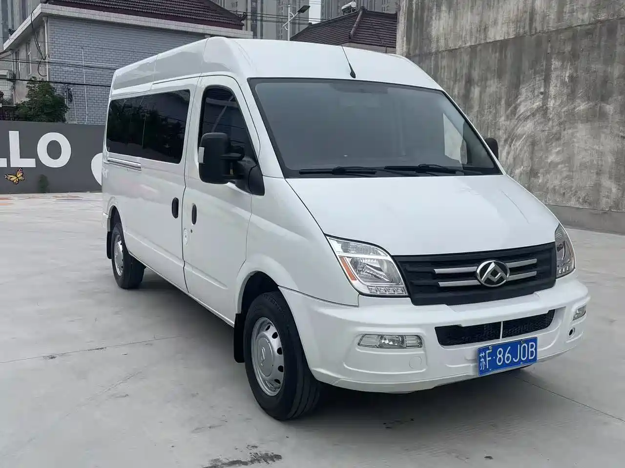 SAIC Maxus Xintu V80 2023 2.0T PLUS Manual All-round King Long Wheelbase Medium Roof 6/7/8/9-seater фото 3