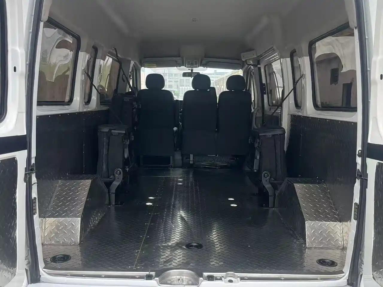 SAIC Maxus Xintu V80 2023 2.0T PLUS Manual All-round King Long Wheelbase Medium Roof 6/7/8/9-seater фото 6