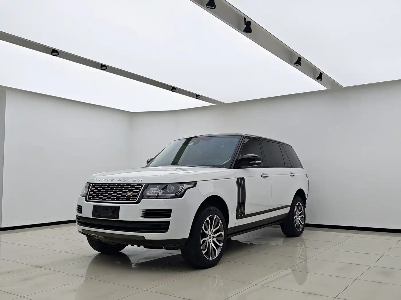 Photo 1 - Land Rover Range Rover