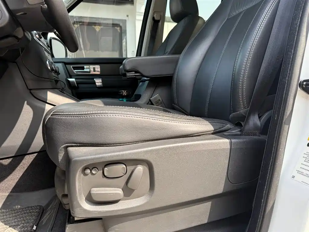 Land Rover Discovery 2015 3.0 SDV6 HSE Diesel фото 28