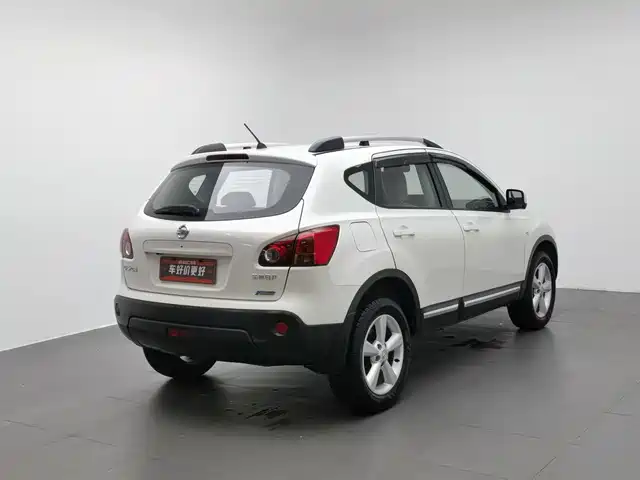 Nissan Qashqai 2012 2.0XV Thunder CVT 2WD — фото 2