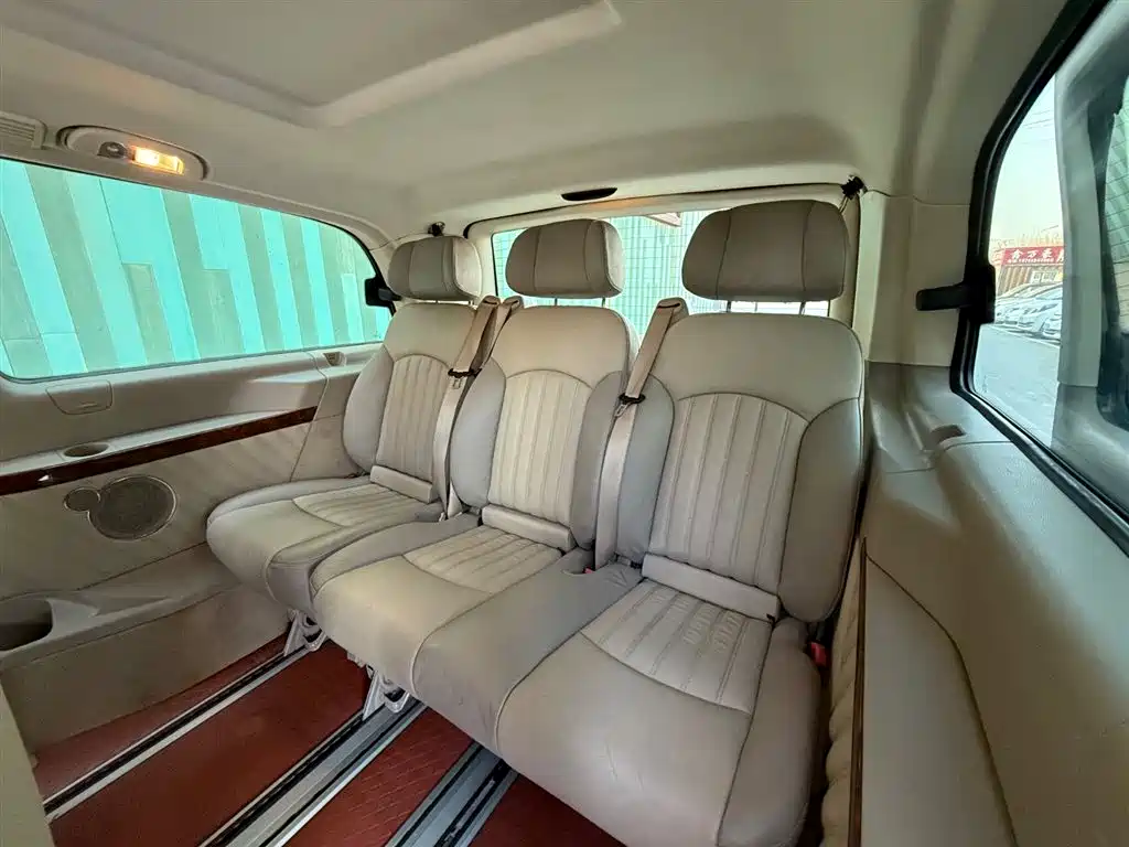 Mercedes-Benz Viano 2013 Model 3.0L Navigation Edition фото 9